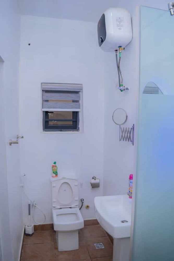 Bamgbose Apartments - Sleeps 2 - Parking - Wifi