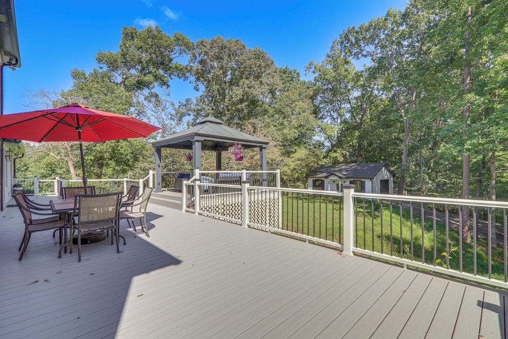 Game Room + Pond: Spacious Gainesville Getaway!