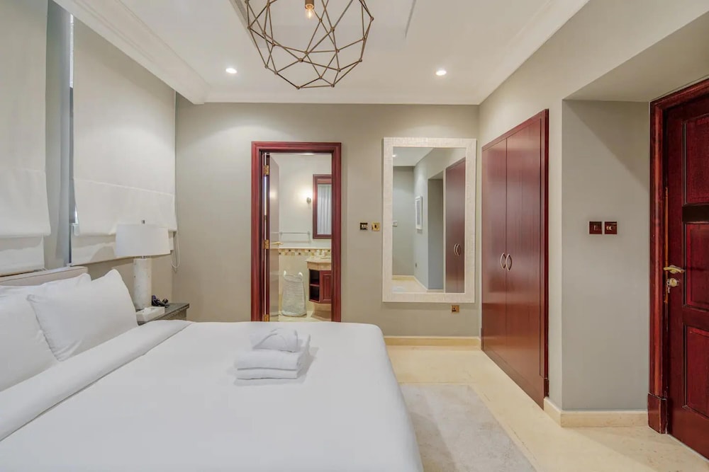 Prvt Pool Beach in Luxury Palm Jumeirah Villa