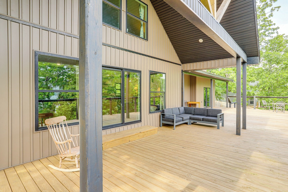 Greers Ferry Lake Retreat: Game Room + Fire Pit!