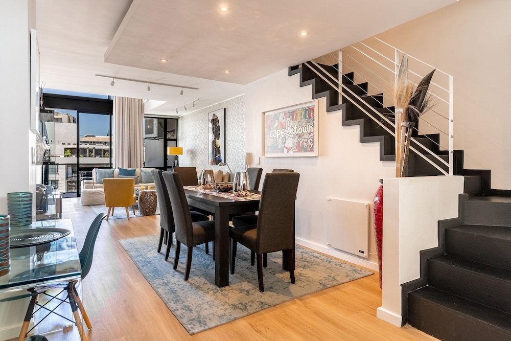 Urban Palette - Modern Artistic Green Point Apt