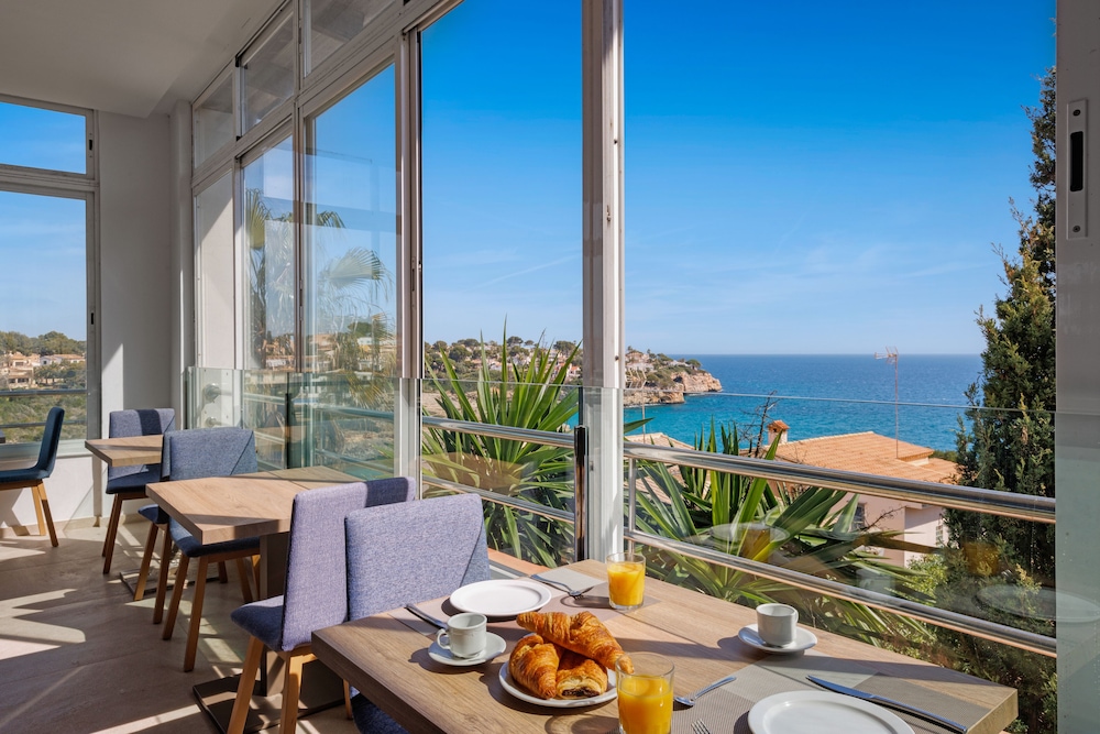 Hotel Flipflop Cala Mandía Hotel - Image 1