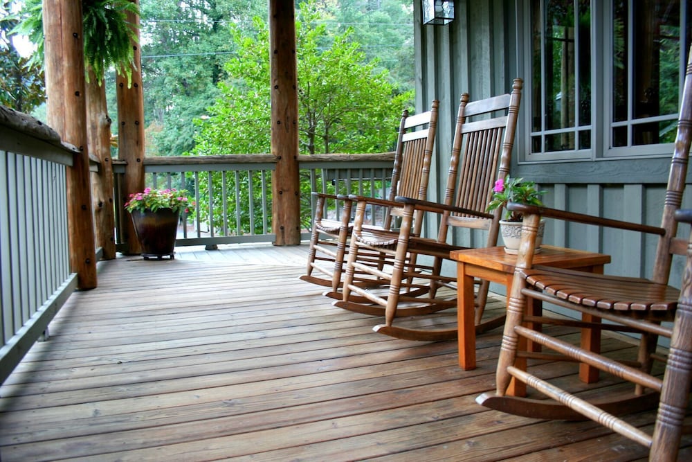The Esmeralda Inn at Lake Lure
