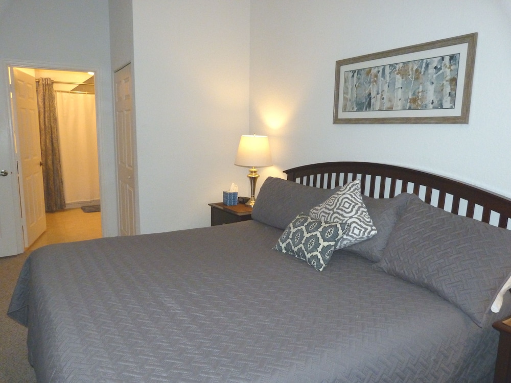 Near Theme Parks! Gorgeous 3 BR Town Home, Splash Park, Pool, Lake, And More!