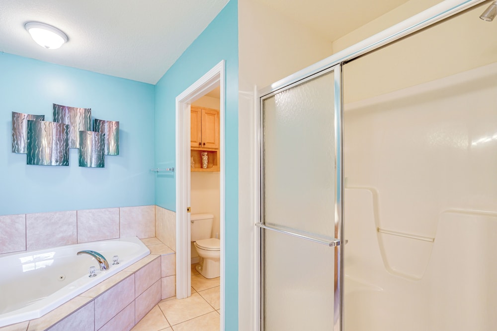 5th-floor Lakefront Condo: Elevator + Pool Access!