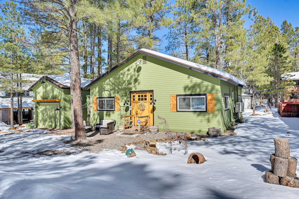 Grill & Patio: Charming Cabin in Munds Park
