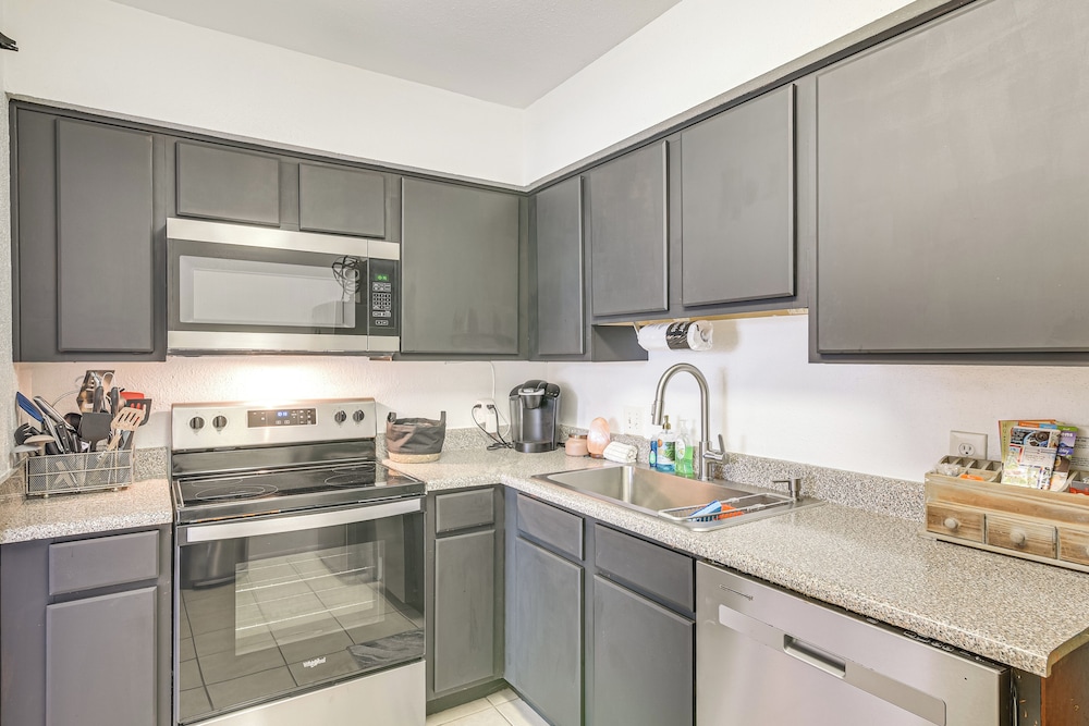 < 1 Mi to Beach: Galveston Condo w/ Fenced Patio