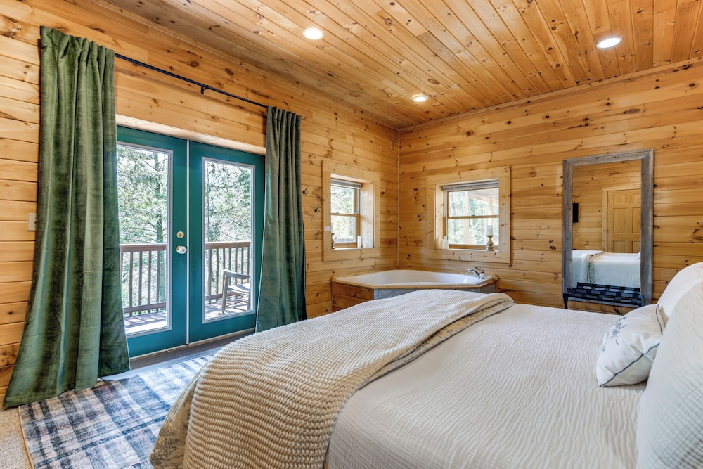 Smoky Mtn Escape w/ Hot Tub: 4 Mi to Gatlinburg!