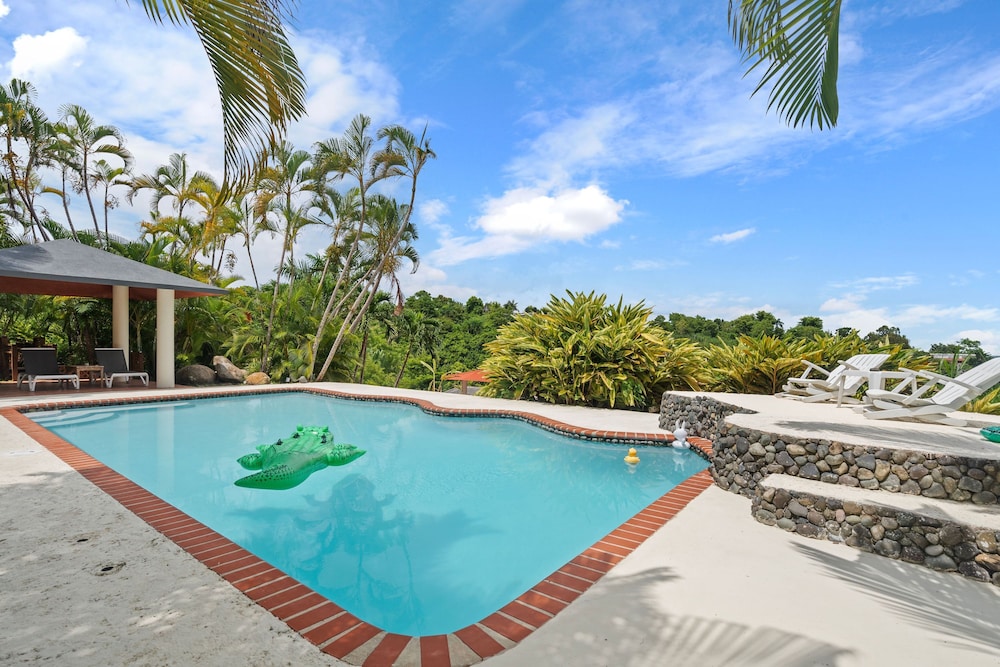 Nice Pool w Breathtaking Mountain Views BBQ