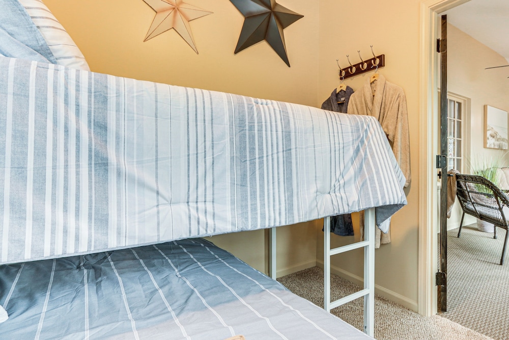 < 1 Mi to Raystown Lake: Family-friendly Cottage!
