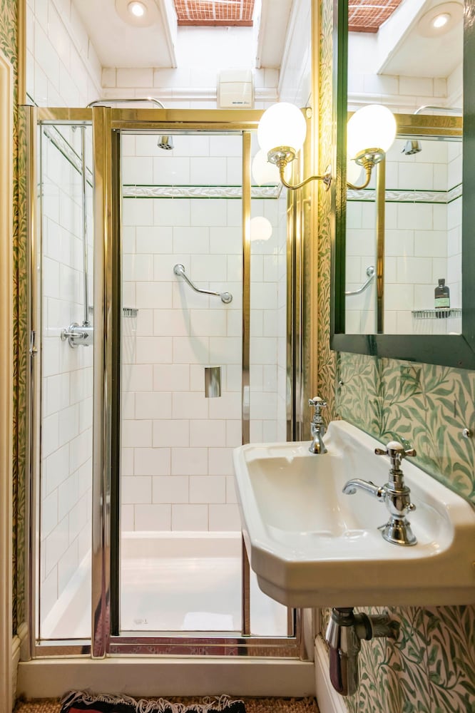 The Kensington Gatehouse - by Out of Office Lifestyle