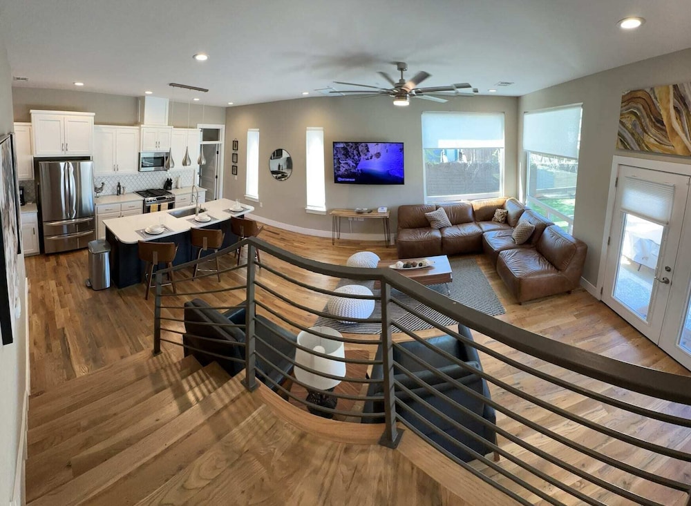 Newly Built Poolside Home w Balcony BBQ