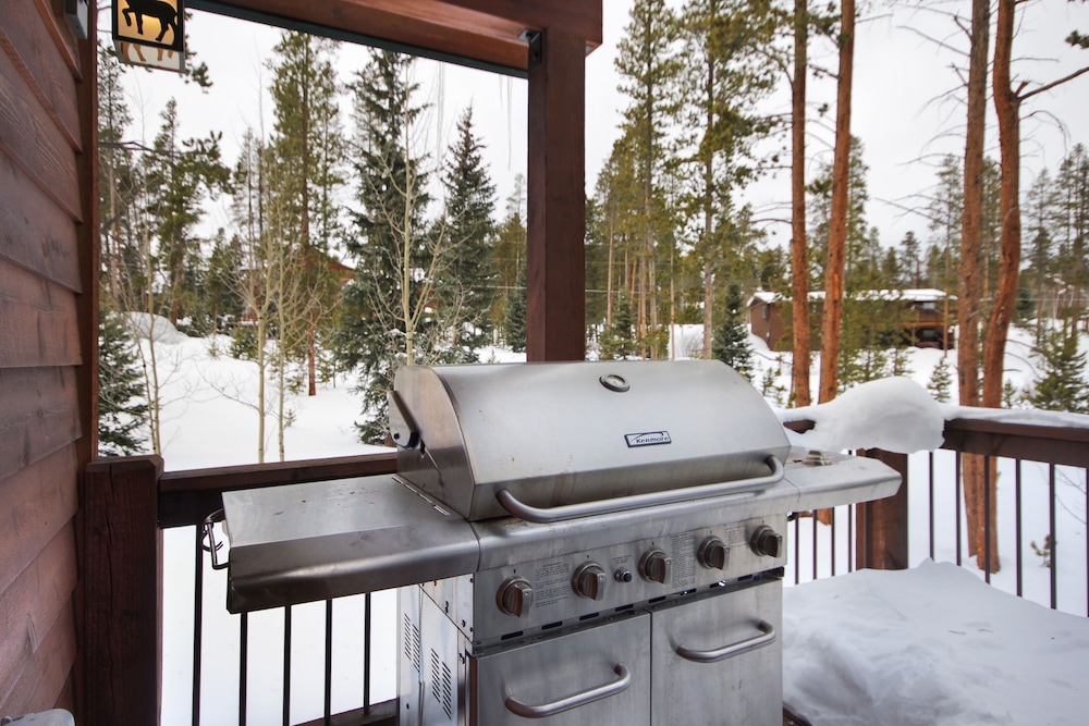 Pine Needle Lodge 5 Bedroom Home by RedAwning