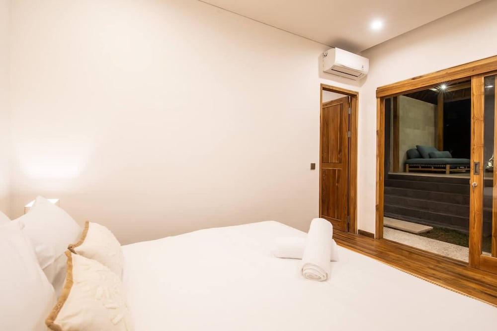 Breeze Opulent 6 BR in With Ocean View 5 Mins to Savaya
