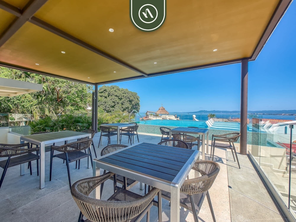 Luxury 2 BR Condo in the Jungle - Oceanview Pool