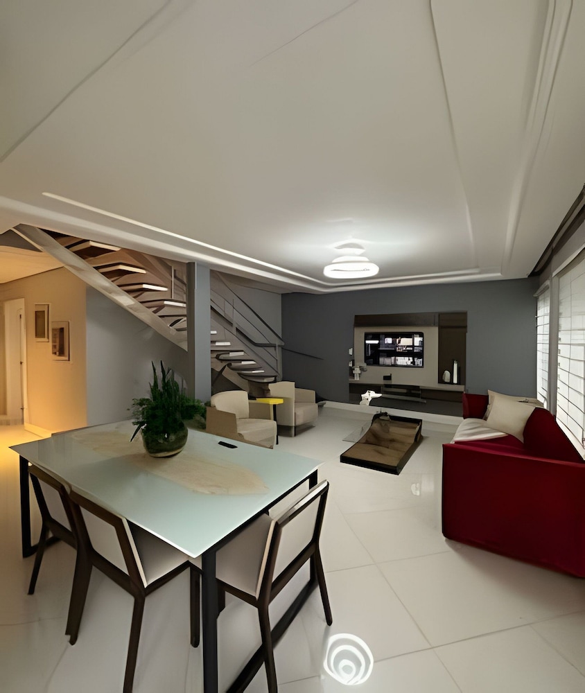 Casa com piscina 5 suites 1 quarto e AC