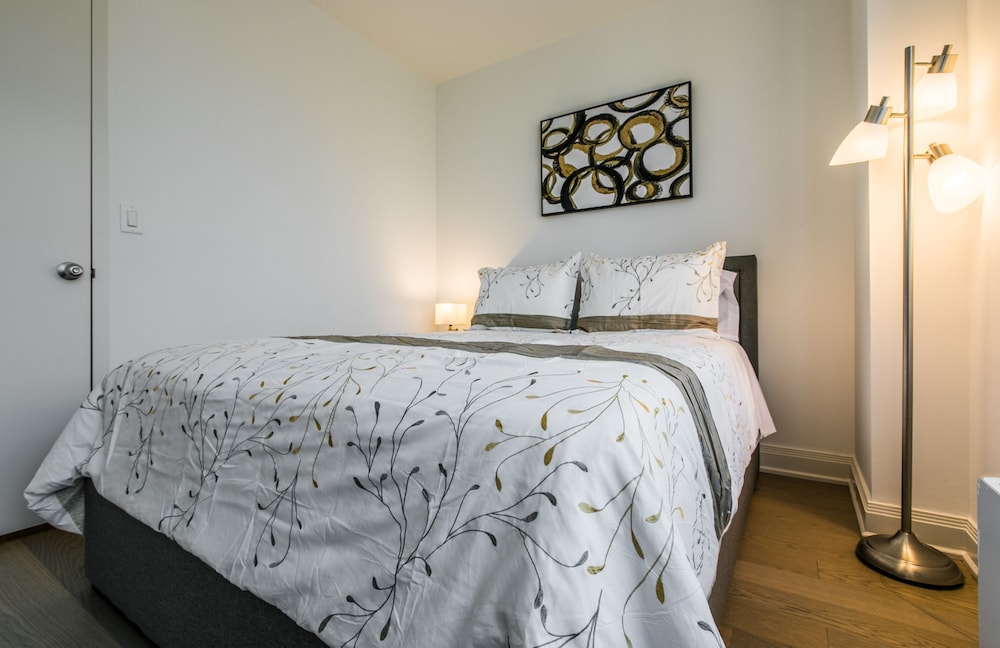 Bright 2 Bedrooms 2 Bathrooms Unit With Balcony