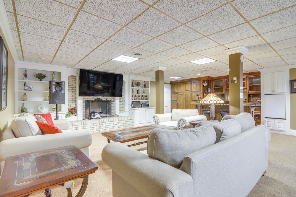 Game Room + Pond: Spacious Gainesville Getaway!