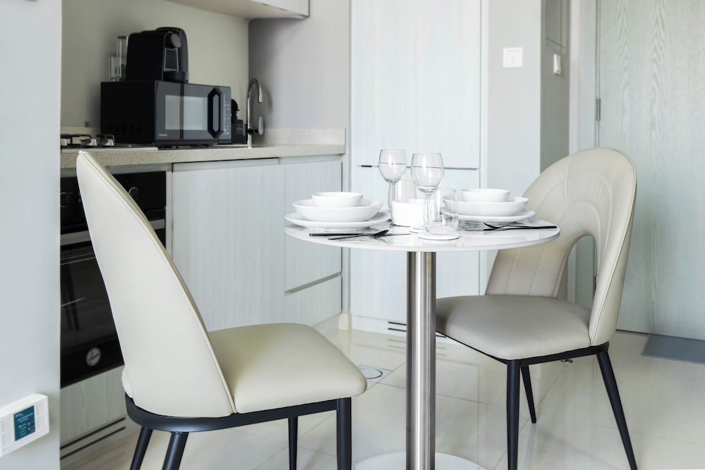 Keyrock Living - 1BR with Lake View