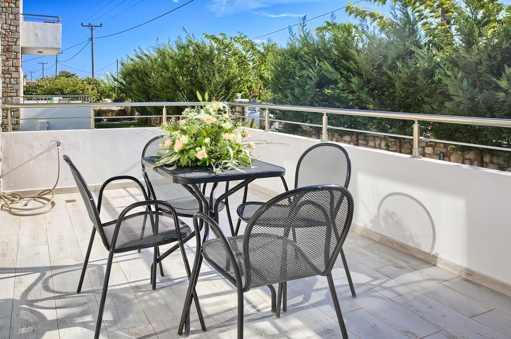 Haraki Stone Apartments