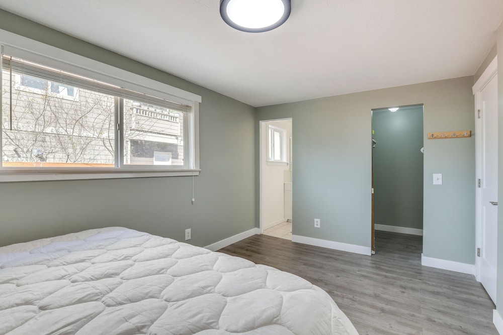 15 Mi to Dtwn Seattle! Home w/ Fun Outdoor Space