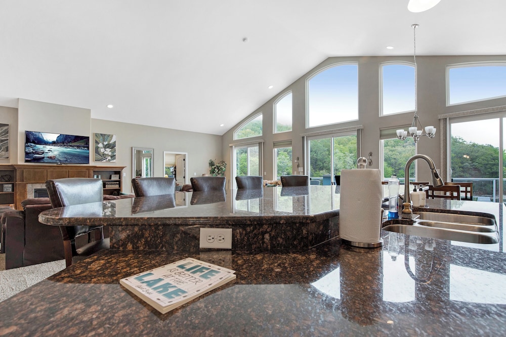 Huge! Sleeps 30-kayaks, Pedal Boat & Paddle Boards