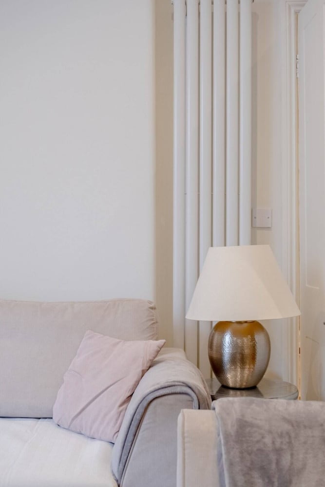Gorgeous 2BD Flat With Patio - South Kensington!