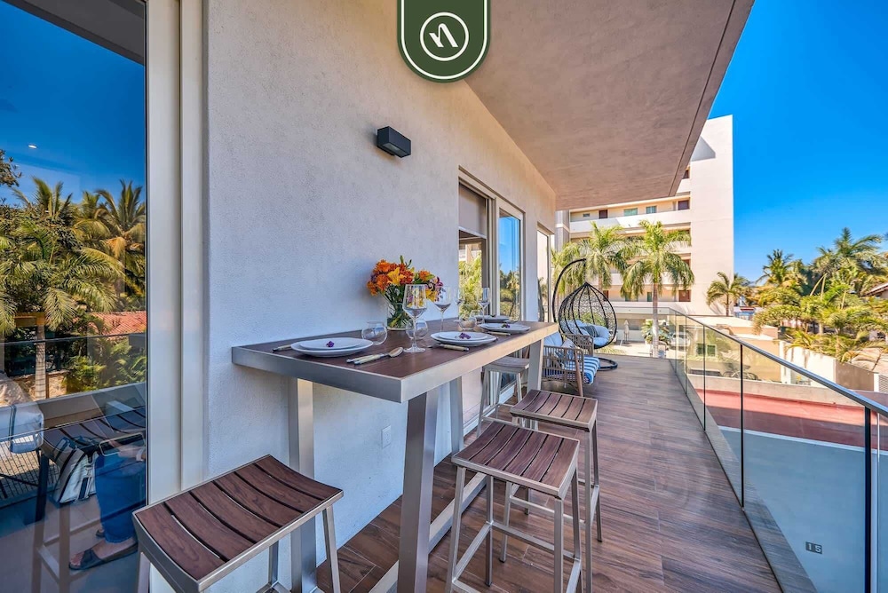 2BR Condo With Rooftop Pool - 2 Min Walk to Beach