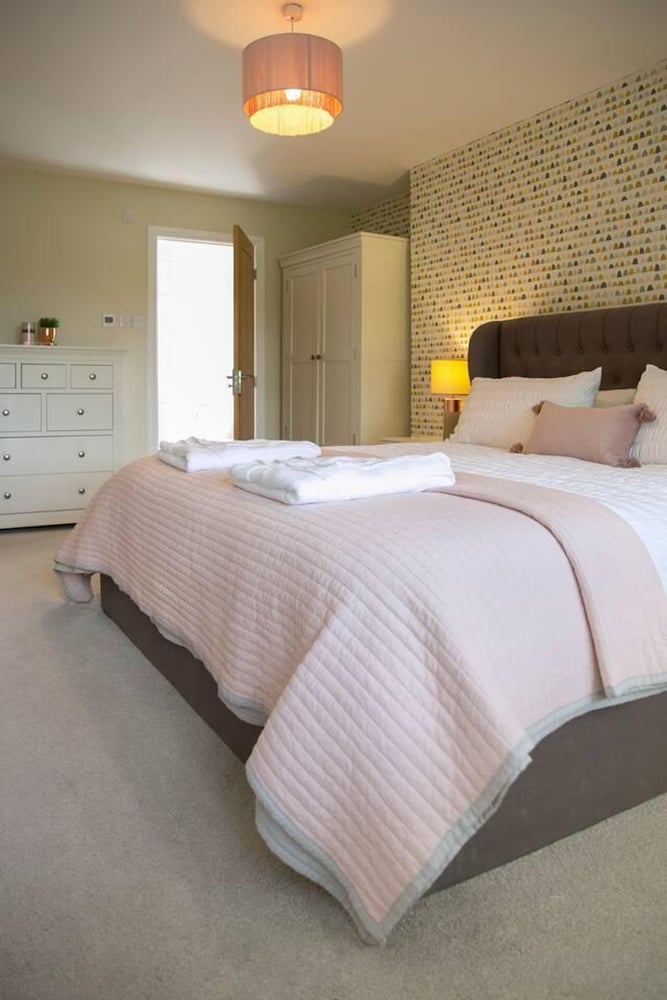 Remarkable 4-bed House Near Leeds Airport view 2
