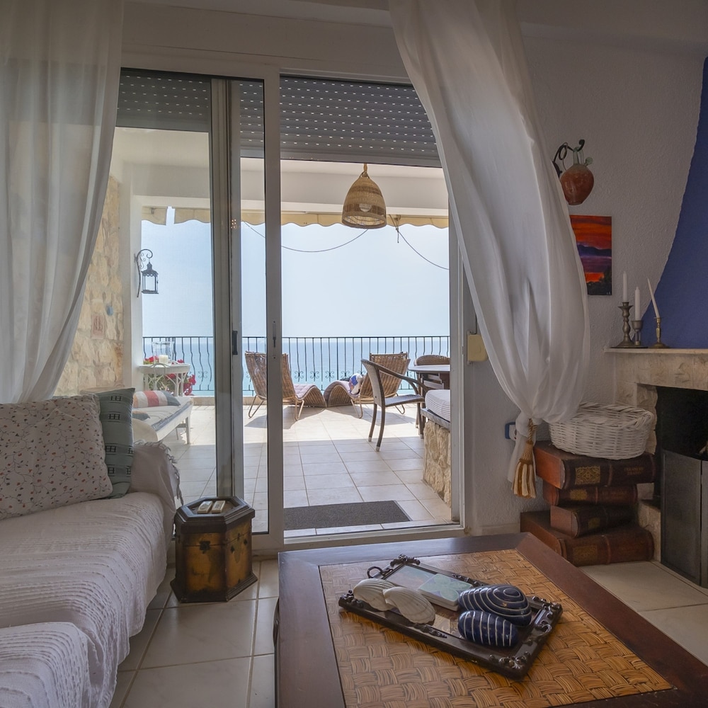 Poseidon Seafront Apartment by Rentalspro