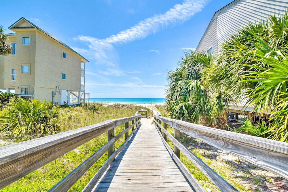 Beautiful PCB Townhome: Balcony & Resort Amenities
