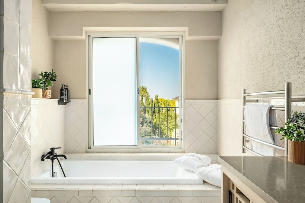 The Stone-age Palace by Sea N' Rent