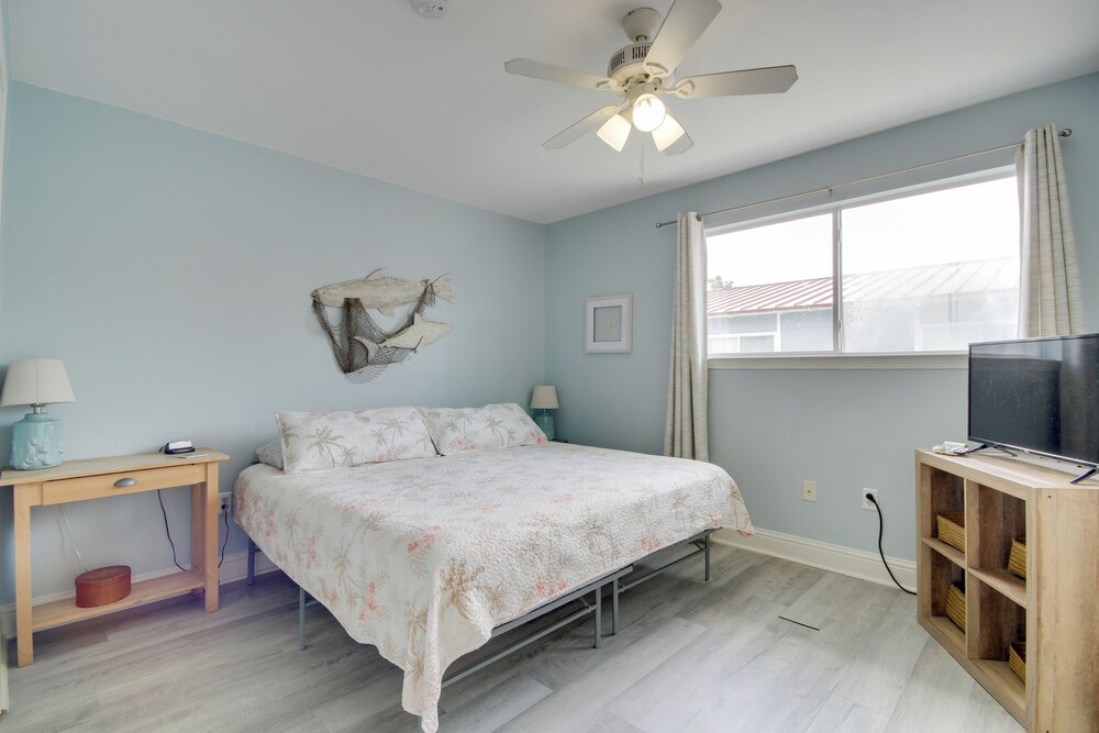 Near Beach & Casinos: Biloxi Condo w/ Pool Access