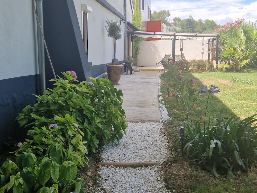 Apartment With Swimming Pool, Wifi