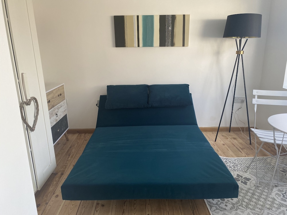 Beautiful 1-bed Studio in Porthcawl Near Beach view 4