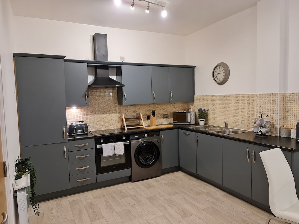 2 Bed Woodland Retreat - Garden & Free Parking view 4