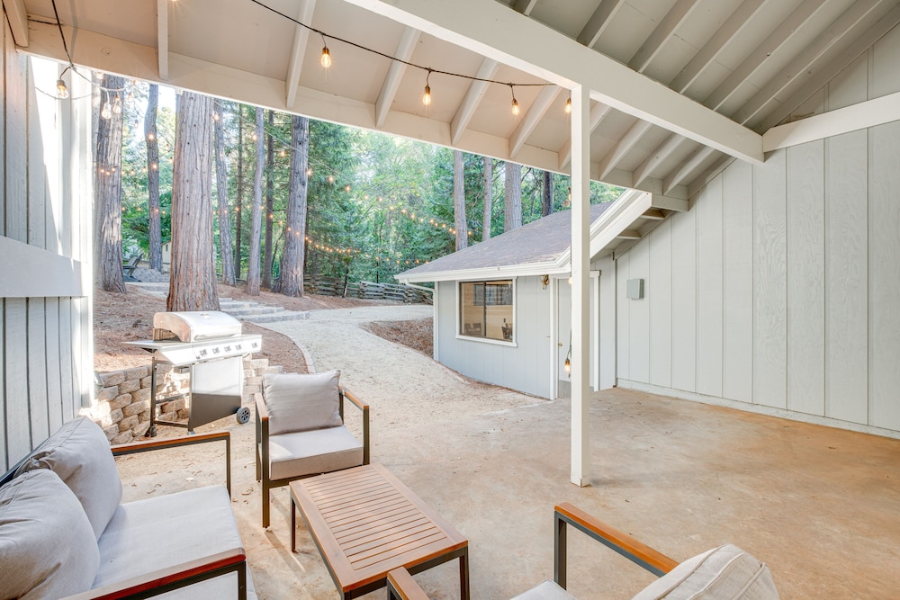 Pollock Pines Cabin: Game Room w/ A/C & Heat! view 4
