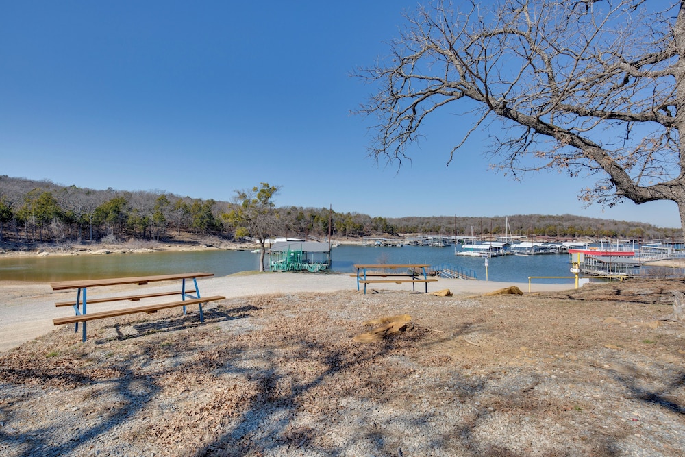 Serene Valley Views: Lake Texoma Retreat