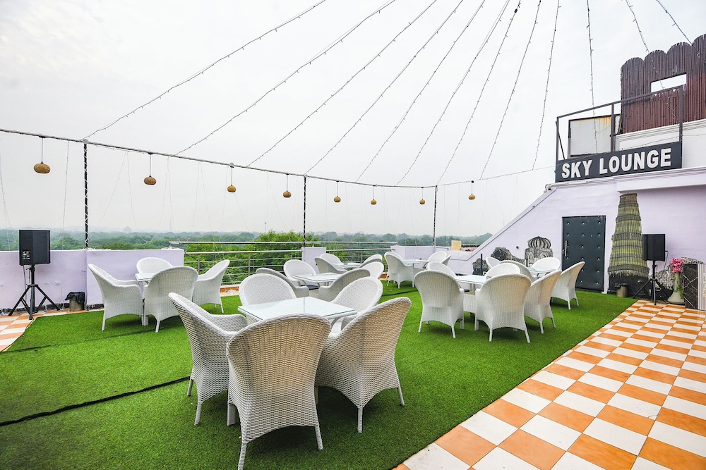 Fabhotel Happy Residency
