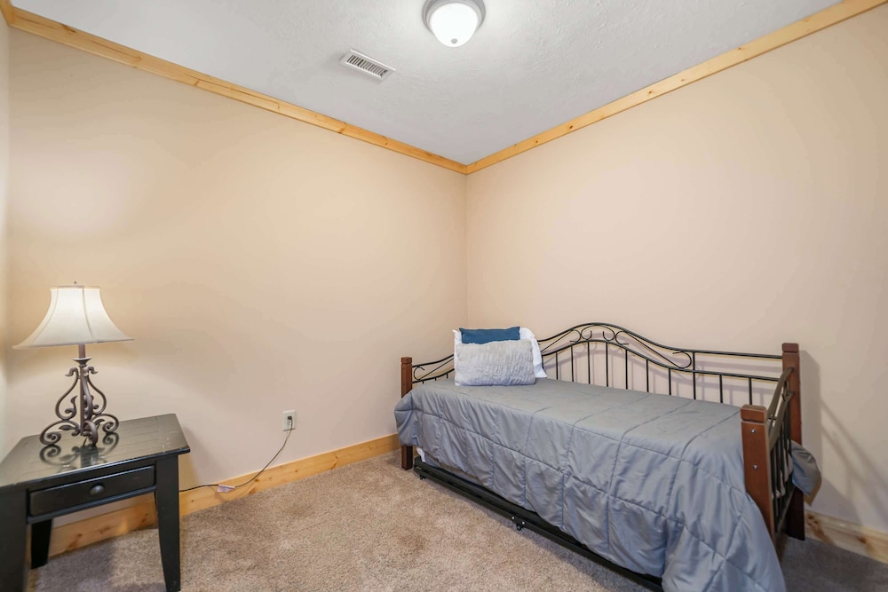 New! Riverfront Retreat Sleeps 12 Ellijay