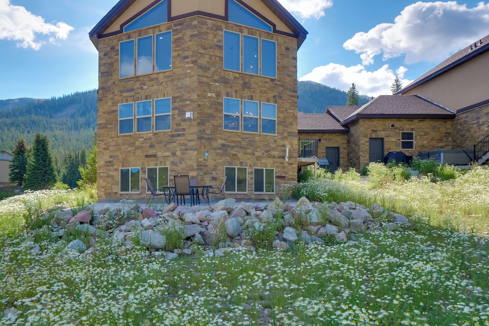 Hot Tub, Pool Table & Fireplaces: Blue River Gem
