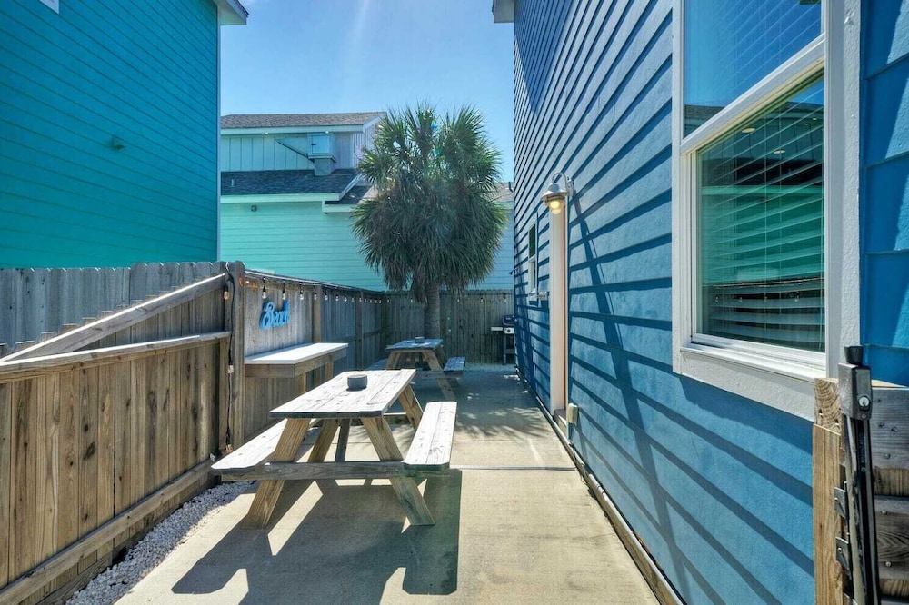 Sleeps 24, 2 Homes 2blocks to the Beach, Pool, Game Room, Patio w/ Outdoor Bar
