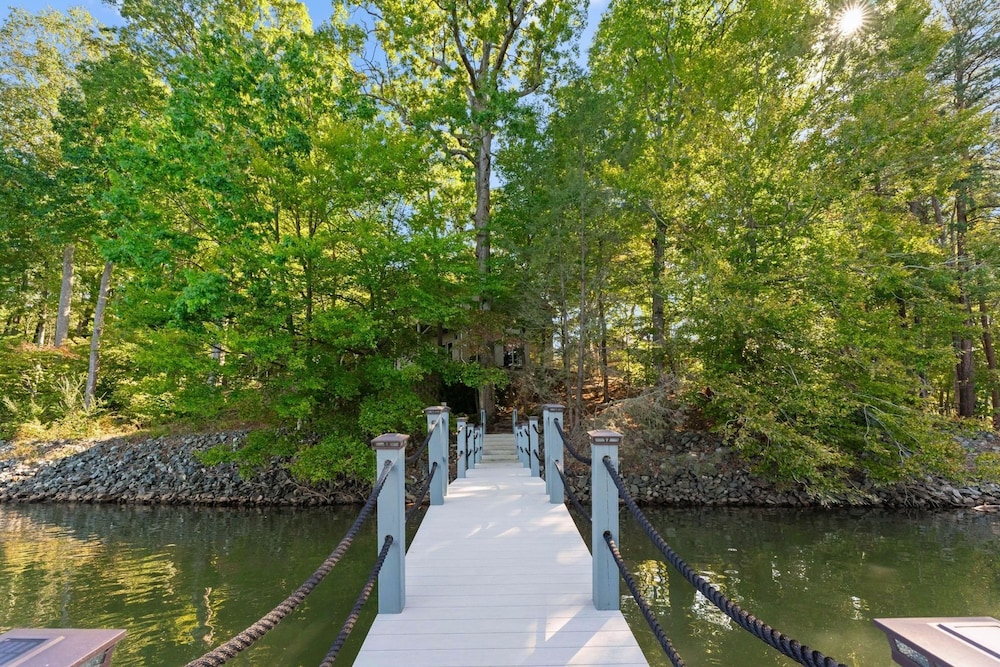 Modern Masterpiece by Avantstay Waterfront Private Dock