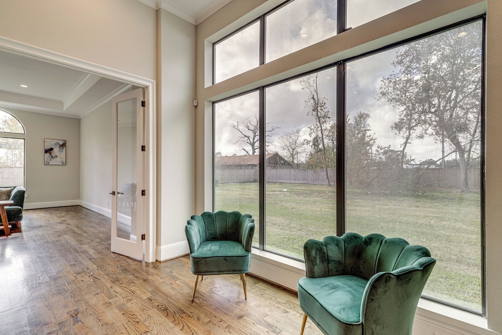 9 Mi to Downtown Houston: Spacious Group Getaway