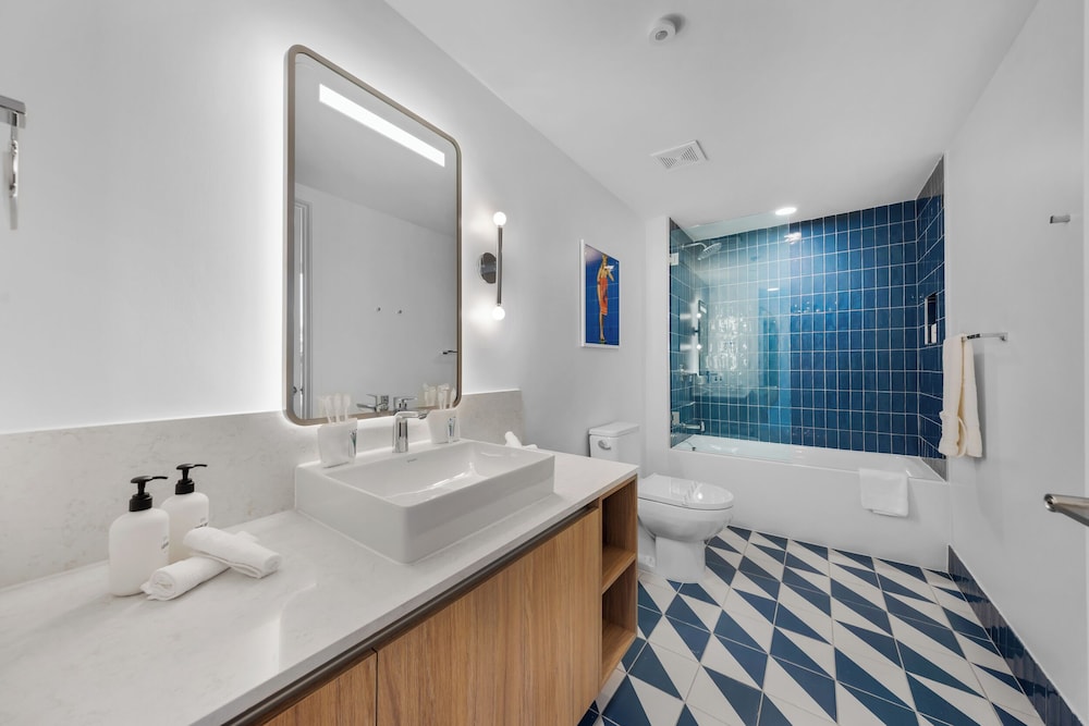 Chic Downtown 1BR with Stunning Views