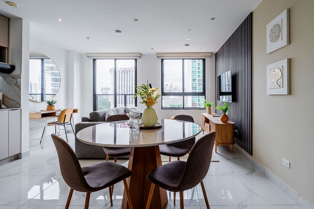 w Scenic 1BR w Panoramic City View in Calle 50
