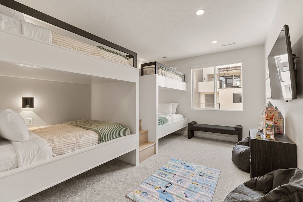 Weekend Vibes 5 Bedroom Townhouse