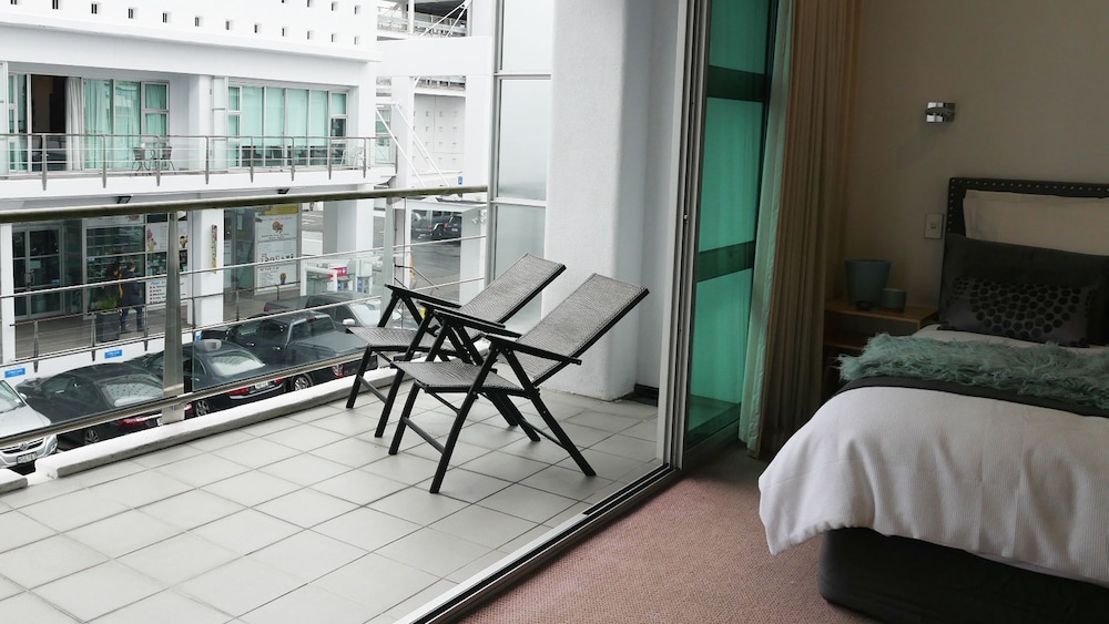 Princes Wharf Couple's Retreat - Adults Only