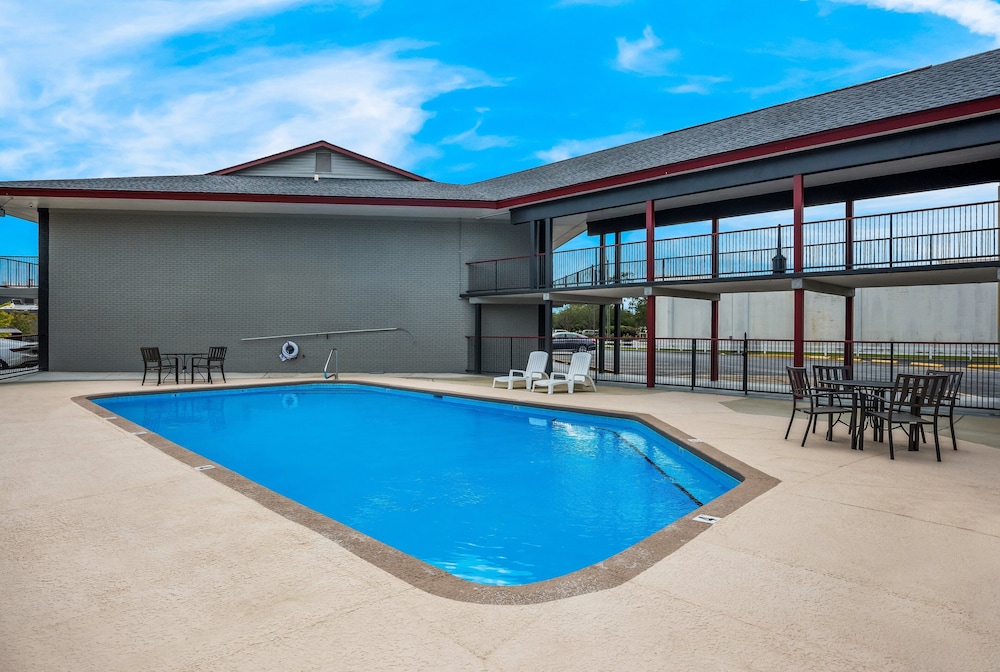 Thomasville Vacations - Red Roof Inn  Suites Thomasville - Property Image 9