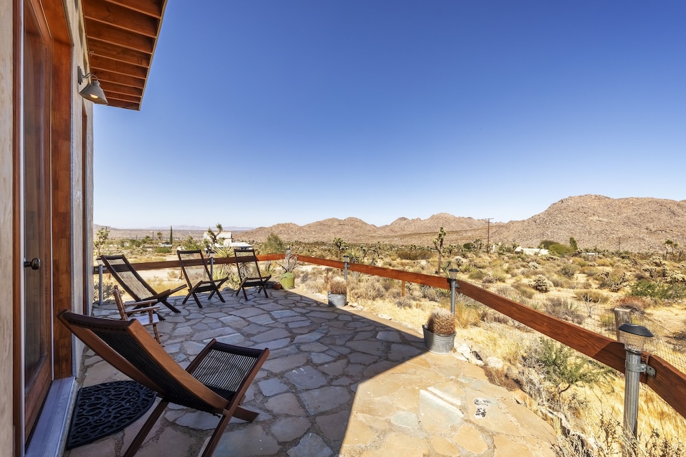 Jensen House - Incredible Desert Views 2 Bedroom Home by RedAwning view 5